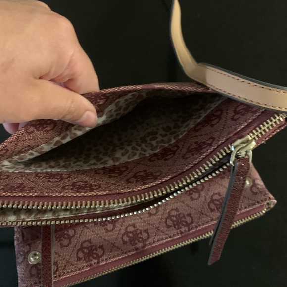 Guess Crossbody Handbag!! - Picture 5 of 7